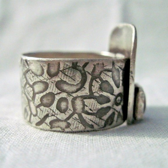 Handmade Sterling Silver Garnet Cigar band Ring - Picture 4 of 7